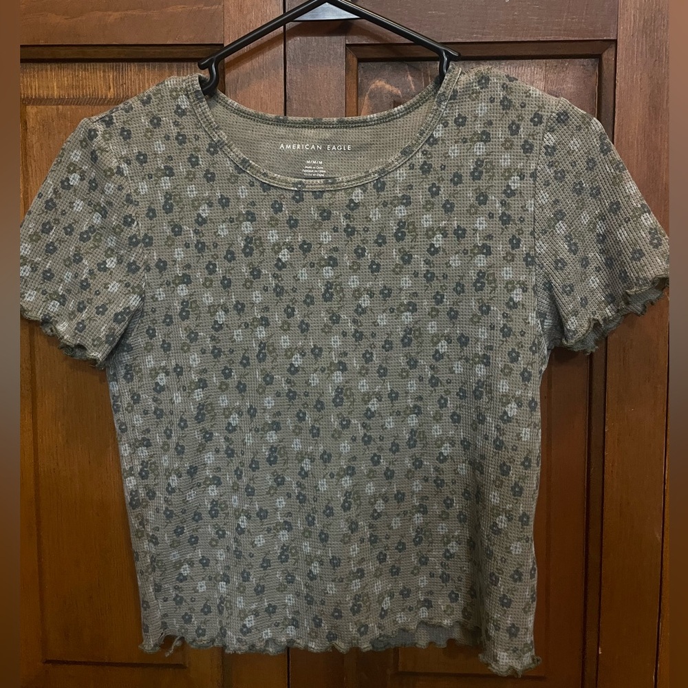 Dark green American Eagle floral crop top. Size Medium. Perfect condition.